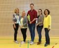 Bild: exb/Fotostudio Kraus
Rektorin Sabine Bauer (rechts) und Konrektorin Cornelia Kayl (links) begrüßen die neuen Kollegen (von links) Lydia Wagner, Fabian Köppl und Nina Baehnisch an der Neunburger Grundschule.