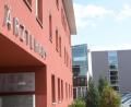 Bild: Gabi Schönberger
Einige Patienten konnten wegen des ausbleibenden Stroms im Ärztehaus nicht behandelt werden, sie wurden nach Hause geschickt. Im ebenfalls betroffenen Bayernwerk-Kundencenter (graues Gebäude im Hintergrund) spürte man vom Stromausfall nichts: Dort sprang ein Notversorgungsaggregat an.