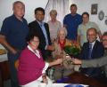 Bild: wro
Bei guter Gesundheit feierte Anna Höcht ihren 100. Geburtstag. Zum besonderen Jubiläum gratulierten (sitzend: von links: Anna Koller, stellvertretender Landrat Alfred Scheidler und Bürgermeister Wolfgang Braun. Den Glückwünschen schlossen sich zudem an (stehend von links): Jürgen Wagner, Pfarrer Joseph, Edith Wagner und die Enkel Stephan und Susanne.