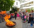 Bild: Daniela Donhauser/exb
Die Senioren und Kinder des Caritas-Marienheims entzündeten das Kartoffelfeuer.