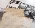 Bild: Armin Weigel
Ein handgeschriebener Brief von Elvis Presley und mehrere Originalfotos sind zu sehen.
