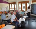 Bild: bö
Sowohl Bürgermeister Florian Junkes als auch die Lehrkräfte haben sich auf die Schulbank gesetzt, um den Umgang mit dem neuen Medium "digitales Klassenzimmer" zu erlernen. "Eine riesige Bereicherung unserer Schule" fand Rektorin Andrea Meier (stehend) den Umgang mit dem neuen 86-Zoll Bildschirm