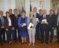 Bild: gib
Maria Baumer (mit Medaille, von links), Sonja Laußer, Franz Grabinger und Josef Sturm nahmen die Auszeichnung in Regensburg von Regierungspräsident Axel Bartelt (Vierter von links) entgegen. Weitere Amtsträger gratulierten bei der Veranstaltung.