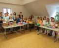 Bild: adj
Die Leiterinnen Doris Neumann und Ruth Reichl (hinten, von rechts) freuen sich über die Lesebegeisterung der Kinder und überreichen Urkunden und Preise.