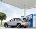 Bild: Daimler AG
Der Fahrer eines Mercedes F-Cell füllt sein Auto an einer Wasserstofftankstelle. Die mit dieser Antriebsart beschäftigten Mitarbeiter des Landratsamts und der OTH könnten sich so ein Szenario in einigen Jahren zum Beispiel in der Nähe von großen Photovoltaikanlagen oder an der A 6 vorstellen.