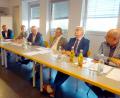 Bild: gac
Das Podium mit (von links) Dieter Bleisteiner (Radio Ramasuri), Klaus Emmerich (Klinikvorstand Sulzbach-Rosenberg), MdB Andrew Ullmann (FDP), Manfred Wendl (Klinikvorstand Amberg), Robert Bauer (Chefarzt Chirurgie Amberg) und Martin Pöllath (Vorsitzender des Ärztlichen Kreisverbands Amberg-Sulzbach).