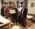 Bild: pap
Eine Spende von 4550 Euro übergibt der ehemalige Vorsitzende Hermann Papacek (rechts) und Kassier Heribert Schiller (dritter von rechts) an den neuen Kirchenpfleger Josef Greiner aus Görnitz.