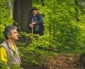 Bild: ubb
Michael Schneider (hinten) und Thomas Zernak führen kleine Gruppen auf stille Pfade zum Erlebnis "Waldbaden"