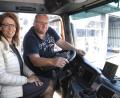Bild: Hirsch
Fahrer Josef Kammerl erklärte der CSU-Fraktionssprecherin im Kreistag, Martina Englhardt, die Technik des neuen Ladekran-Kippers.