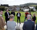 Bild: Wolfgang Steinbacher
Der Bauausschuss vor Ort an den Himmelsweihern. Das neue Raigeringer Baugebiet ist voll erschlossen und kann ab sofort bebaut werden. Nur die barrierefreie Erschließung des Marktgeländes unterhalb ist noch ungeklärt.