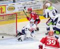 Bild: Roland Rappel
Und wieder schlägt die Scheibe im Weidener Kasten ein, der US-Amerikaner Kyle Osterberg (hinten) trifft zum 4:0 für den Deggendorfer SC. Am Ende zogen die Blue Devils beim DEL2-Absteiger mit 4:7 den Kürzeren.