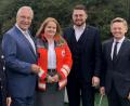 Bild: exb/Bayerisches Rotes Kreuz Kreisverband Tirschenreuth
Innenminister Joachim Herrmann, (Drohnen-) Pilotin Melissa Pregler, stellvertretender BRK-Kreisgeschäftsführer Sven Lehner und Landtagsabgeordneter Tobias Reiß beim Blaulicht-Empfang „Sicheres Bayern“ an Bord der „Altmühlperle“.