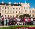 Bild: mor
Herrliches Wetter, beste Stimmung und viel Sehenswertes erleben die Teilnehmer der CSU-Fahrt nach Südmähren. Vor dem Schloss in Lednice stellen sich alle zu einem Erinnerungsfoto auf.
