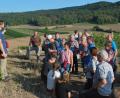 Bild: exb
Bei der Wanderung durch die Weinberge dürfen Kostproben nicht fehlen.