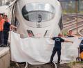 Archivbild: Andreas Arnold/dpa
Polizisten und Feuerwehrleute spannen am Frankfurter Hauptbahnhof eine weiße Plane als Sichtschutz vor einen Intercity-Express. Kurz zuvor hatte ein Mann ein Kind vor den einfahrenden ICE gestoßen. Der Achtjährige starb.
