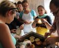 Bild: pko
Frisch aus dem heißen Fett schmecken Küchel am besten. Beim "KüKü" in Seebarn werden sie "live" gebacken.
