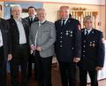 Bild: Gerhard Götz
Es gab viele solcher Bilder, als nacheinander über 100 Gäste zum 80. Geburtstag eintrafen und gratulierten. Auf diesem Foto sind Vertreter des Bauernverbandes und der Feuerwehr zu sehen. In der Mitte Jubilar Georg Hottner, rechts neben ihm Schwandorfs Oberbürgermeister Andreas Feller.