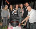 Bild: hl
Klaus Scherer zapfte das Bier, mit dem er mit Präsident Klaus Wegmann und einigen aktiven Damen des Carnevalvereins (von rechts) auf eine erfolgreiche Session 2019/20 anstieß.