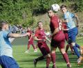 Bild: heh
Der Waldershofer Christian Heinrich (rot, Zweiter von rechts) setzt zum Kopfball an und der Konnersreuther Tobias Rosner (rechts) kommt zu spät. Die Partie gewann Konnersreuth mit 5:2. Am Samstag kommt es in der Kreisliga zum Spitzenspiel, wenn Tabellenführer TSV den Tabellenzweitern TuS Erkersreuth empfängt.