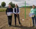 Bild: tr
Martin Härtl, Ely Eibisch und Stephan Schübel, von links, haben auf einem Feld bei der Mitterteicher Eishalle ein Zeichen in Form eines grünen Kreuzes gesetzt.
