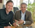 Bild: jr
Ein letztes Mal präsentierte Matthias Wiendl (links) Bürgermeister Roland Grillmeier seiner Kette als amtierender Landesschützenmeister, die er jetzt bei vielen öffentlichen Anlässen ein Jahr lang tragen durfte. Am Sonntag wird Matthias Wiendl die Kette wohl ein letztes Mal öffentlich tragen, wenn in der Landeshauptstadt der große Trachten- und Schützenfestzug zum Auftakt des Oktoberfestes stattfindet.