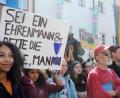Bild: Gabi Schönberger
Die Demonstranten auf dem Oberen Markt sorgen sich um die Zukunft der Welt und stellen konkrete Forderungen an die Stadt.