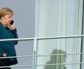 Bild: Kay Nietfeld
Marathonsitzung: Bundeskanzlerin Angela Merkel telefoniert auf dem Balkon des Kanzleramts.