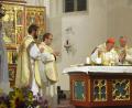 Bild: mdo
Kardinal Vinko Puljic (Mitte) aus Sarajevo war Prediger bei der 389.Wallfahrt in Tirschenreuth. Mit am Altar standen (von links) Neupriester Stefan Markovic, der neue Kaplan Daniel Fenk sowie (von rechts) Pfarrer Martin Neumeier, Pater Klaus Kniffki und Stadtpfarrer Georg Flierl.