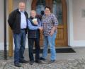 Bild: rpp
Frauenbund-Vorsitzende Andrea Zeitler übergab 200 Euro an Vorsitzenden Adolf Legath und Reinhold Meyer (von rechts) vom Kapellenverein in Reuth.