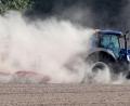 Bild: Jan Woitas/dpa
Ein Landwirt ist von seinem Traktor gefallen und von dem Fahrzeug überfahren worden. Er trug tödliche Verletzungen davon.