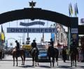 Bild: Angelika Warmuth/dpa
Berittene Polizisten stehen nach dem Einzug der Wiesnwirte zum Oktoberfest vor dem Eingang. Das größte Volksfest der Welt dauert bis zum 6. Oktober.