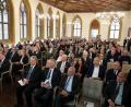 Bild: Wolfgang Steinbacher
Der Staatsempfang des bayerischen Ministers für Wohnen und Bauen, Hans Reichhart, fand heuer in Amberg statt. Im Bauhaus-Jubiläumsjahr ging es in die Oberpfalz, weil hier der letzte Industriebau des Architekten Walter Gropius steht.