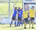 Bild: Ziegler
Schon in der 4. Spielminute war der Hahnbacher Torhüter Benedikt Dietrich (links) erstmals geschlagen. Der aufgerückte Raigeringer Innenverteidiger und Kapitän Florian Hiltl (Mitte rechts), der von Nikolai Seidel (links) und dem Doppeltorschützen Florian Haller (rechts) beglückwünscht wird, vollstrecke zur 1:0-Führung. Der Hahnbacher Kapitän und Innenverteidiger Michael Rösch (2. von rechts) und Rechtsverteidiger Johannes Dotzler (rechts) sind enttäuscht.