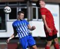Bild: Büttner, Gerhard
Der Vohenstraußer Daniel Bergmann (rechts) streckt sich vergeblich, auch Luca Dippel (Tremmersdorf) kommt nicht an den Ball. Die SpVgg Vohenstrauß ließ dem FC Tremmersdorf mit 5:0 keine Chance.