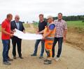 Bild: enz
Auf der Baustelle des Straßenbaus in Motzersreuth: Johannes Schaumberger von der Firma Schaumberger, Bürgermeister Klaus Meyer, Robert Ernstberger vom Ingenieurbüro Bork, Robert Schulz von der Firma Schaumberger und der Geschäftsleiter und Kämmerer der Marktgemeinde Stefan Döllinger (von links).