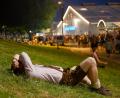 Bild: Tobias Hase/dpa
Platt: Ein Besucher in Lederhose liegt am Rande des Oktoberfests am Abend auf einer Wiese.