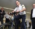 Bild: Petra Hartl
Thomas Lachner, Leiter der Polizeiinspektion Amberg, steigt aufs Simulationsrad, um seine Reaktionsfähigkeit zu testen.