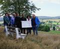 Bild: soj
Egid und Marco Kellner von Möbel Kellner (Dritter und Fünfter von links) übergaben den 3000-Euro-Scheck an Waltraud Schreyer, Gerd König, Elisa Fuchs, Irene Smetana-Anklam und Eberhard Söllner.