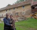 Bild: tr
Carina und Florian Sigl vor ihrem Traumhaus. In zwei Jahren wollen sie dort einziehen.