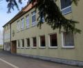 Bild: fsc
Mit einem Anbau aus dem Jahr 19645 war das Schulhaus erweiter worden. 1972 wurde die Schule im Zuge der Gebietsreform geschlossen;