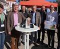 Bild: kro
Der „Neue Tag“ als Einkaufstüte, einen Prototyp zeigen (von links) Petra Pröls und Wolfgang Wensich vom AELF sowie Stefan Schlötzer, Roland Grillmeier, Franz Stahl, Ely Eibisch und Manfred Zandt.