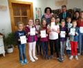Bild: flt
Die Gewinnerinnen Eva Preisinger, Marie Helm, Anna Kraus, Lea Ulrich, Anja Zölch, Stefan Melzner, Leni Amsel, Luca Krapfl, Nele Kopf und Romina Riebl (vorne von links) mit Tina Zeitler, Bürgermeister Lothar Müller, Helga Sollfrank und dem Jugendbeauftragten Michael Haubner (hinten von links).