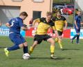Bild: gb
Kreisklassen-Spitzenreiter FC Tirschenreuth II verlor das Topspiel gegen den Tabellenzweiten SG Fuchsmühl mit 0:2. Hier kämpfen der Fuchsmühler Lucas Pickert (blaues Trikot) und David Malzer um den Ball.