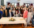 Bild: Gabi Schönberger
Die israelischen Schüler sagen "Hallo" zur Stadt Weiden und zu Bürgermeister Lothar Höher (sitzend, links). Die beiden Schulleiterinnen Orly Geri (sitzend, rechts) und Gabriele Dill (vordere Reihe, Vierte von rechts) organisierten den Austausch. Professor Alexander Fried berichtete (vordere Reihe, Zweiter von links) berichtete von seinen leidvollen Erfahrungen in Konzentrationslagern.
