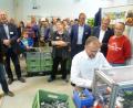 Bild: usc
Diese Wette war eigentlich aussichtslos. Zwei Mitarbeiter der Jura-Werkstätten punkteten locker an ihrem Arbeitsplatz in Sachen Schnelligkeit gegen die Kontrahenten, die zum ersten Mal diese Arbeitsschritte ausführen mussten.