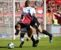 Bild: Daniel Karmann/dpa
Nicht nur Michael Frey (vorne, im Zweikampf mit Daniel Gordon) machte in dieser Szene keine gute Figur. Der 1. FC Nürnberg enttäuschte im Heimspiel gegen den Karlsruher SC auf ganzer Linie.