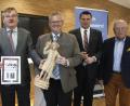 Bild: Hirsch
Vorsitzender Gerd Hampl (Dritter von links) überreichte Oberbürgermeister Andreas Feller eine geschnitzte Holzfigur des "Wastls", der Symbolfigur der Falkenauer. Mit dabei waren MdB Karl Holmeier, Heimatminister Albert Füracker, Landrat Thomas Ebeling und Festredner Johann Böhm (von links).