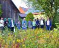 Bild: fjo
Eine alte Rasenfläche im Pfarrgarten von Pfarrer Georg Hartl (Fünfter von links) blüht durch neue Wildblumen durch eine Idee von Gertraud Nickl (Dritte von links) und Dr. Josef Nickl (Zweiter von rechts).