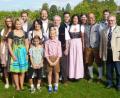 Bild: wro
Karl Dotzauer (Bildmitte) feierte seinen 80. Geburtstag zusammen mit der Familie. Gekommen waren auch viele Freunde und - als Vertreter der Marktgemeinde Wiesau - Zweiter Bürgermeister Fritz Holm (Zweiter von rechts).