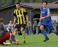 Bild: ham
Der Weidenthaler Torwart Peter Zenger klärt hier vor dem Schmidgadener Alexander Schmidl (blau). Der FC Schmidgaden siegte am Ende mit 3:2.